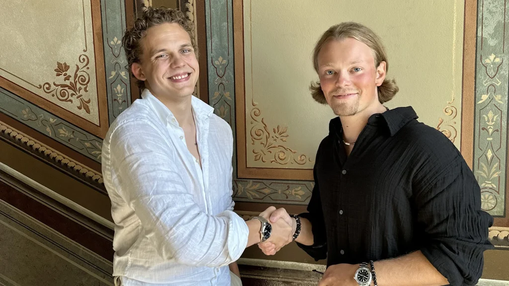 Panu ja Dante kättelee